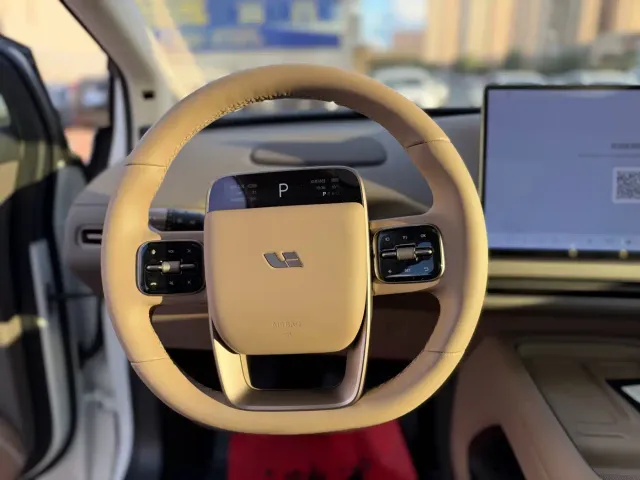 Li Auto i8 — Фото автомобиля 15