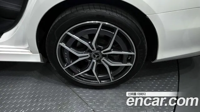 Mercedes-Benz E-Class — Фото автомобиля 5