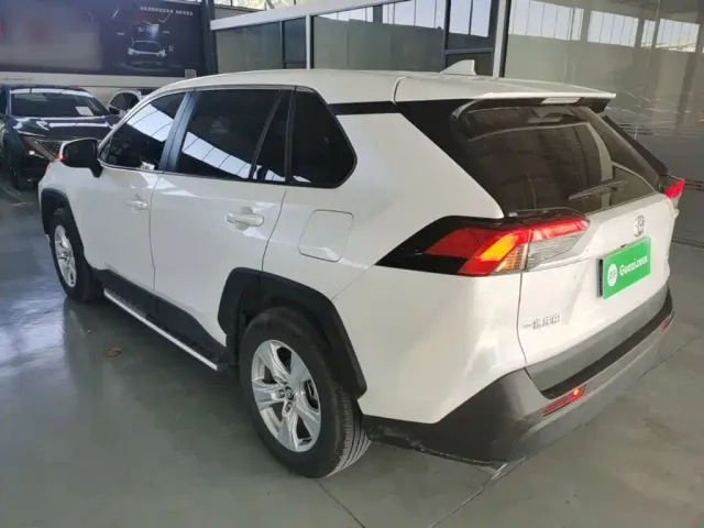 Toyota RAV4 — Фото автомобиля 4