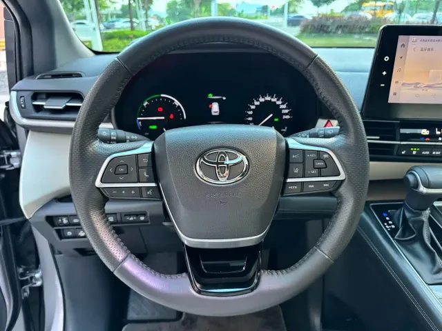 Toyota Sienna — Фото автомобиля 10