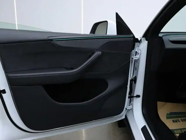 Tesla Model Y L — Фото автомобиля 7