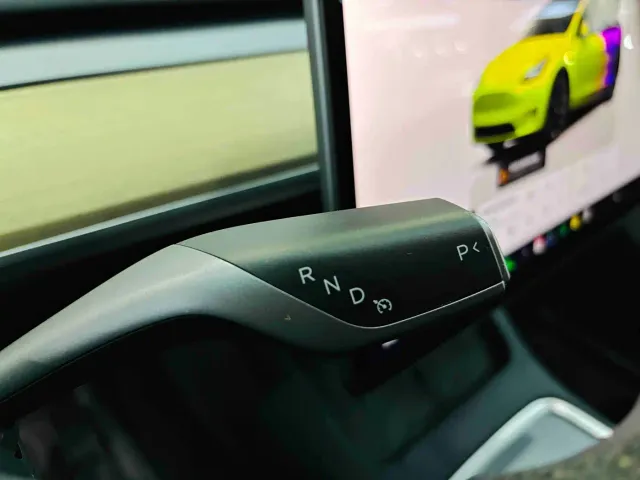 Tesla Model Y — Фото автомобиля 16