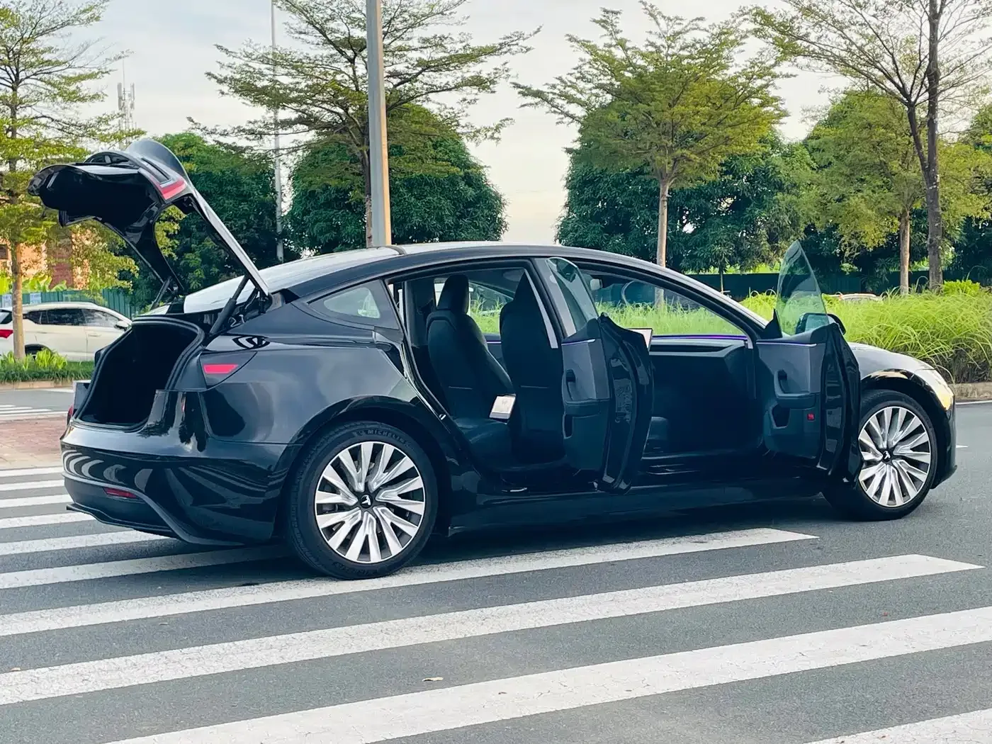 Tesla Model 3 2023 Rear-Wheel Drive — Фото автомобиля 12