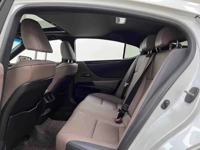 Lexus ES — Фото автомобиля 12