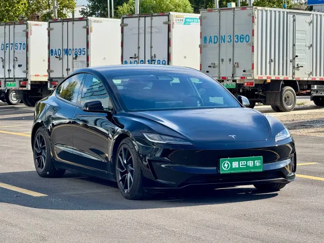 Tesla Model 3 — Фото автомобиля 3