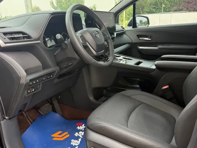 Toyota Sienna — Фото автомобиля 10