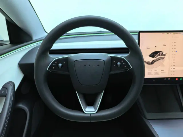 Tesla Model 3 — Фото автомобиля 9