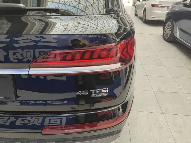 Audi Q7 — Фото автомобиля 23