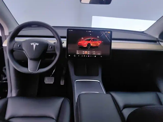 Tesla Model Y — Фото автомобиля 12