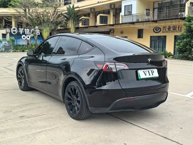 Tesla Model Y — Фото автомобиля 5