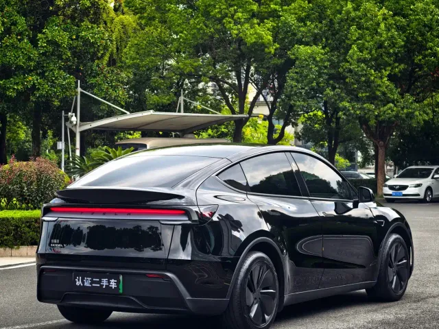 Tesla Model Y — Фото автомобиля 7