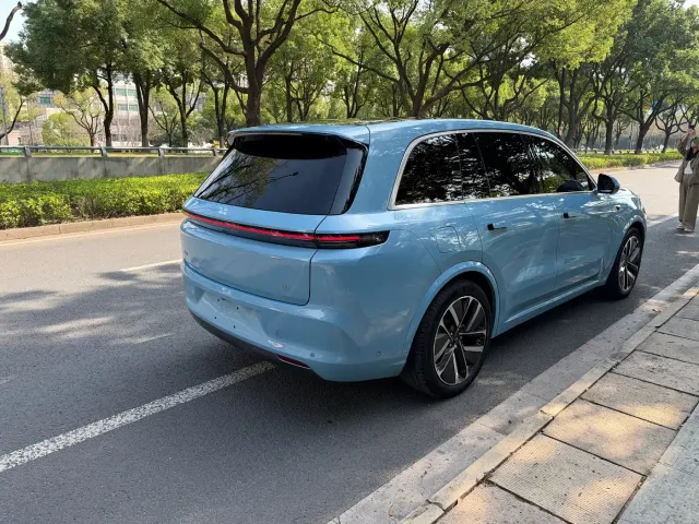 Li Auto L8 — Фото автомобиля 10