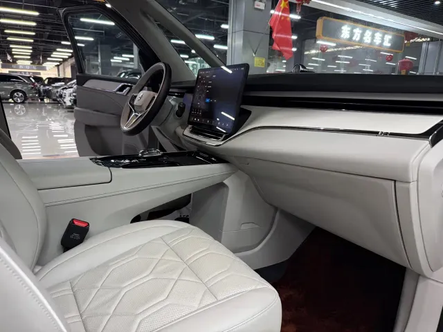 Volvo EM90 — Фото автомобиля 16
