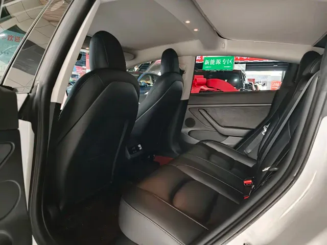 Tesla Model 3 — Фото автомобиля 11
