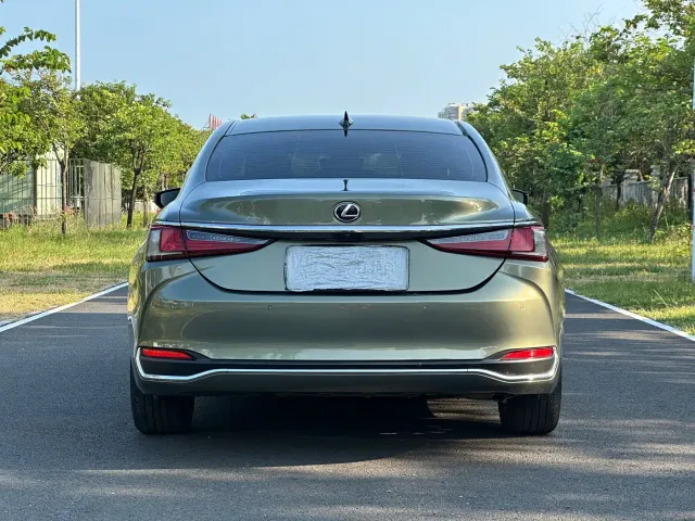 Lexus ES — Фото автомобиля 5
