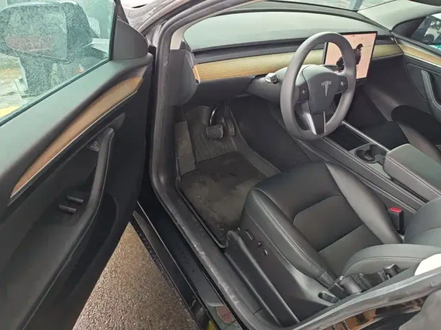 Tesla Model Y — Фото автомобиля 15