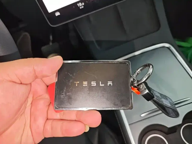 Tesla Model Y — Фото автомобиля 8