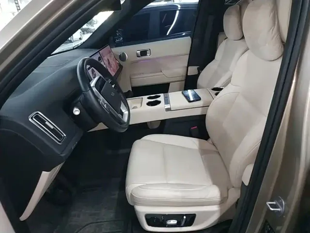 Li Auto L8 — Фото автомобиля 14