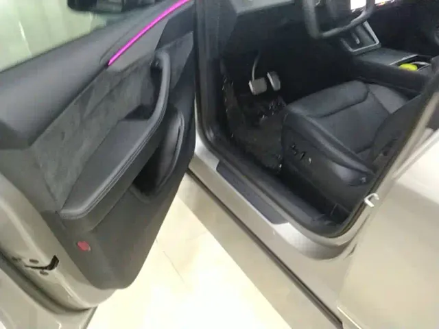 Tesla Model Y L — Фото автомобиля 15