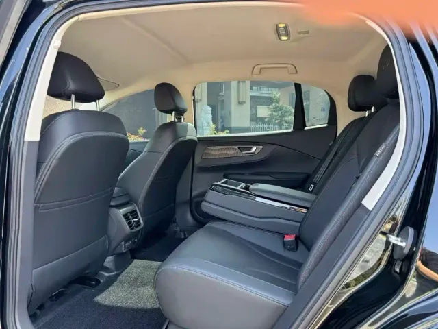 Hongqi E-QM5 — Фото автомобиля 5