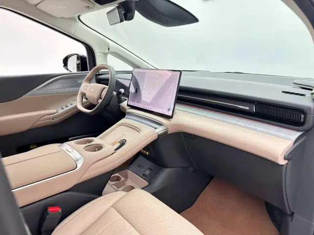 Xpeng X9 — Фото автомобиля 11