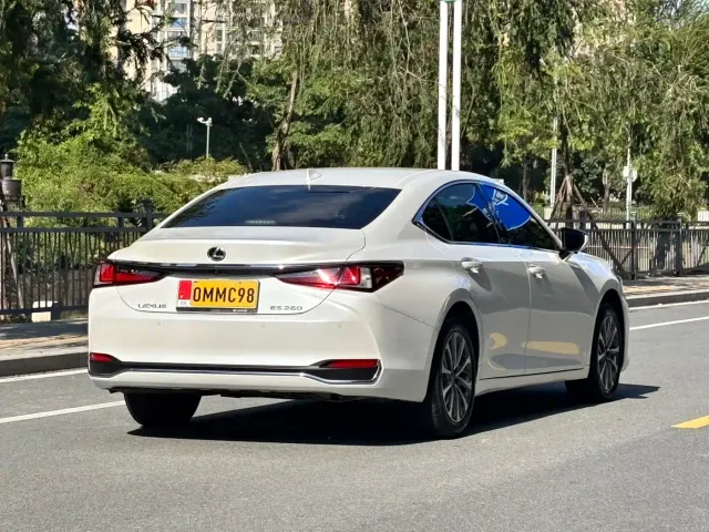 Lexus ES — Фото автомобиля 8