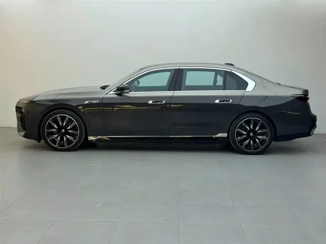 BMW i7 M70L — Фото автомобиля 3