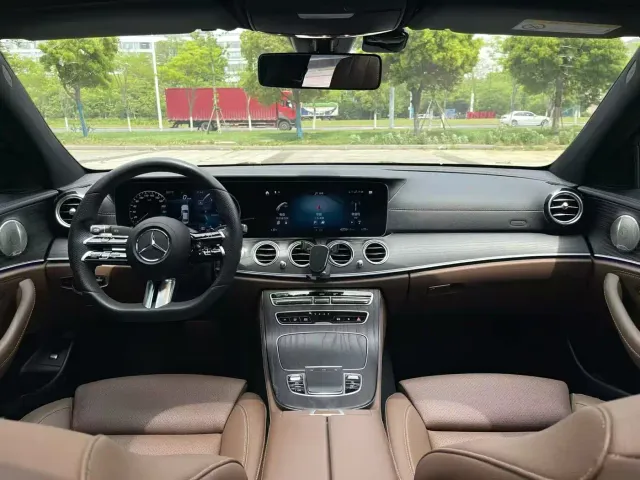 Mercedes-Benz E-Class — Фото автомобиля 5