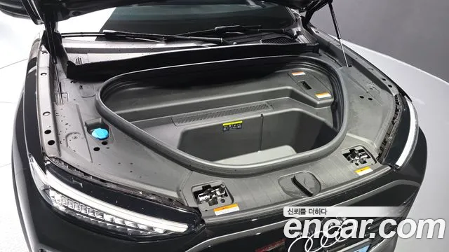 Audi Q6 e-tron — Фото автомобиля 6