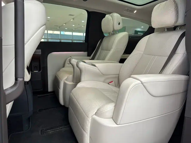 Li Auto MEGA — Фото автомобиля 8