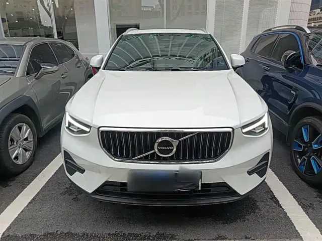 Volvo XC40 — Фото автомобиля 2