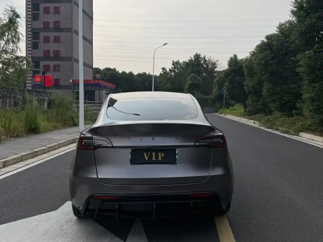 Tesla Model Y — Фото автомобиля 8