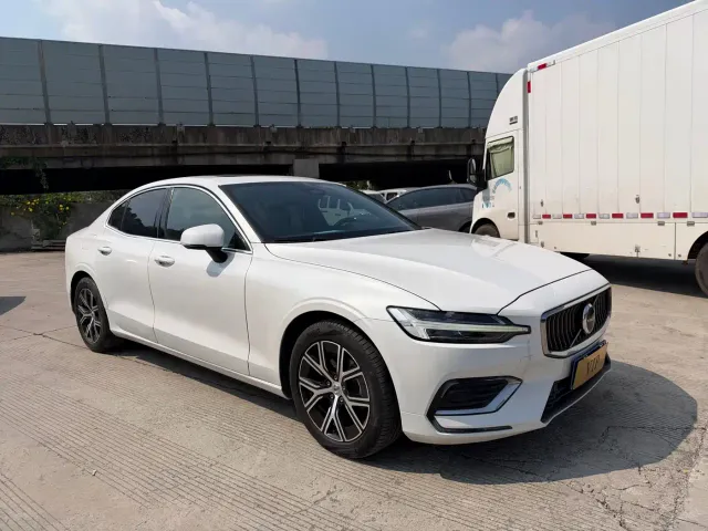 Volvo S60 — Фото автомобиля 3