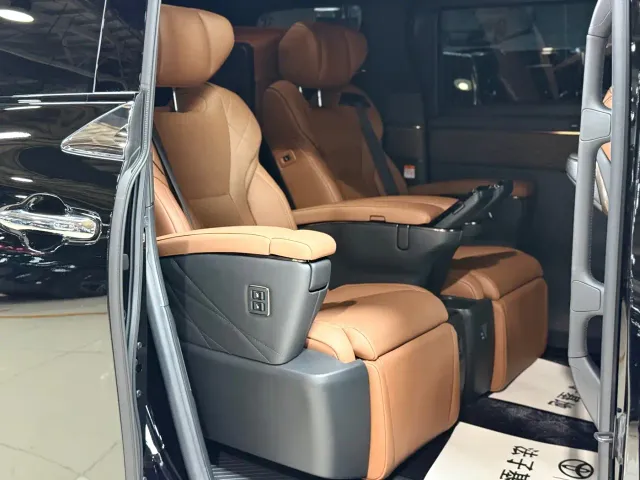 Toyota Alphard — Фото автомобиля 11