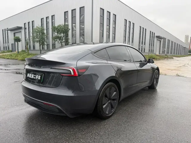 Tesla Model 3 — Фото автомобиля 9