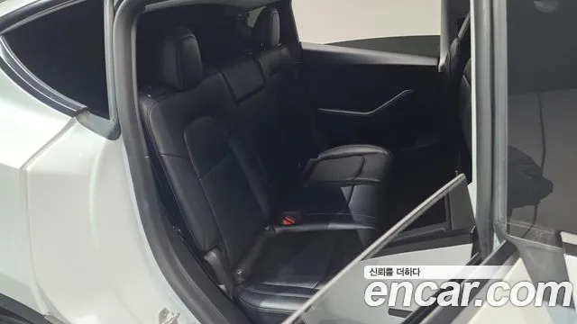 Tesla Model Y — Фото автомобиля 18