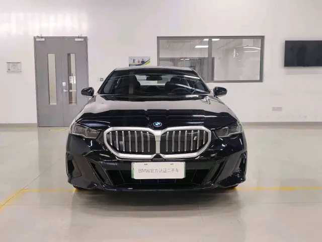 BMW i5 — Фото автомобиля 3