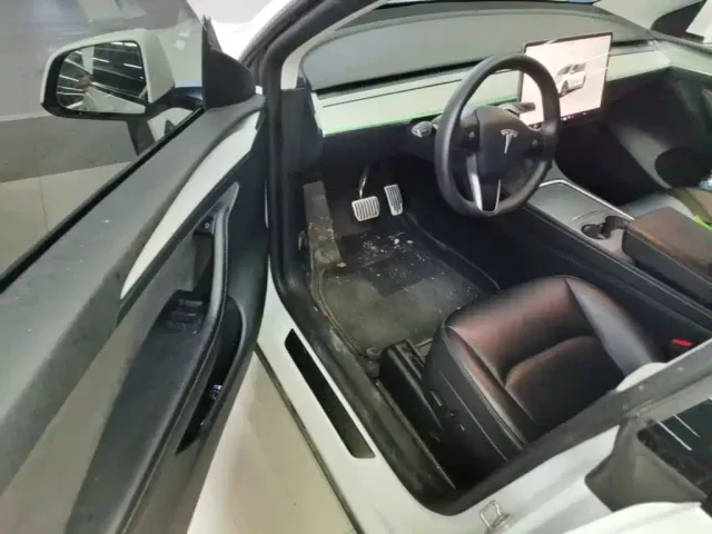 Tesla Model Y — Фото автомобиля 15