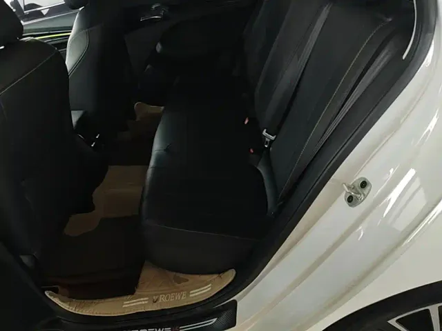 Roewe i5 — Фото автомобиля 16