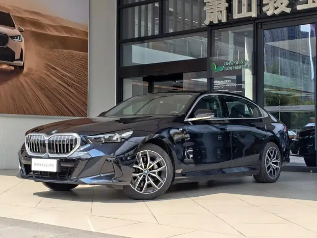 Фотография автомобиля — BMW i5
