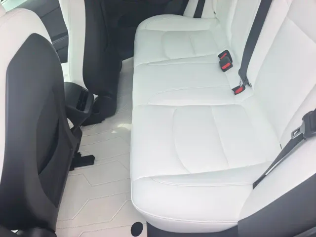 Tesla Model 3 — Фото автомобиля 8