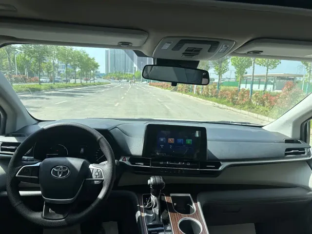 Toyota Sienna — Фото автомобиля 5