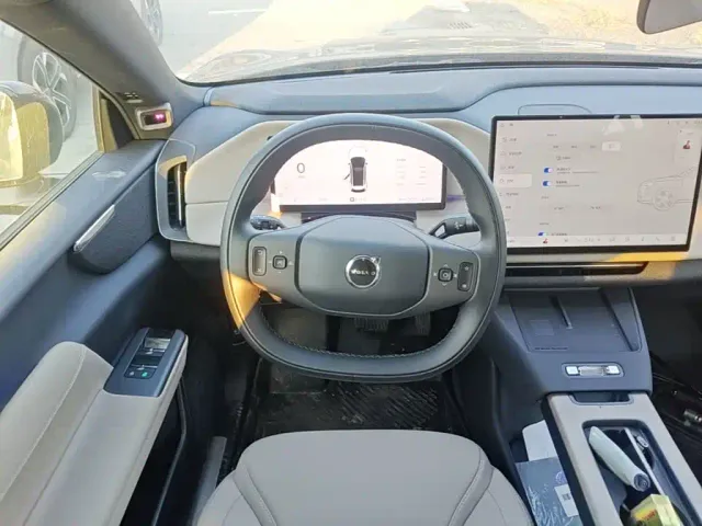 Volvo XC70 Plug-in Hybrid — Фото автомобиля 10