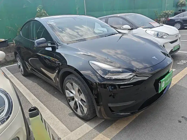 Tesla Model Y — Фото автомобиля 21
