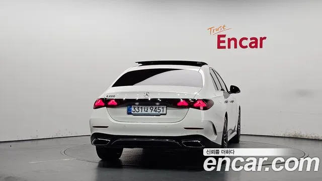 Mercedes-Benz E-Class — Фото автомобиля 3