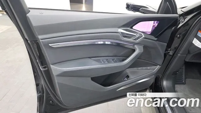 Audi e-tron — Фото автомобиля 24