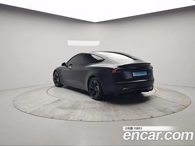 Tesla Model 3 — Фото автомобиля 4