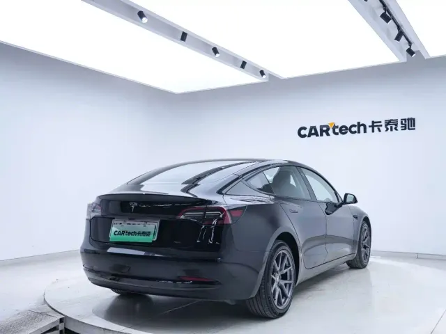 Tesla Model 3 — Фото автомобиля 20