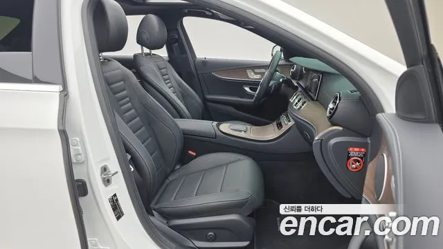 Mercedes-Benz E-Class — Фото автомобиля 5