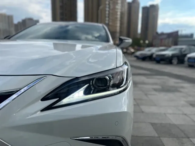 Lexus ES — Фото автомобиля 8